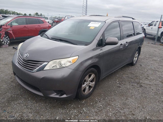 2015 Toyota Sienna Le 8 Passenger მანქანა იყიდება აუქციონზე, vin: 5TDKK3DC8FS631013, აუქციონის ნომერი: 44992660