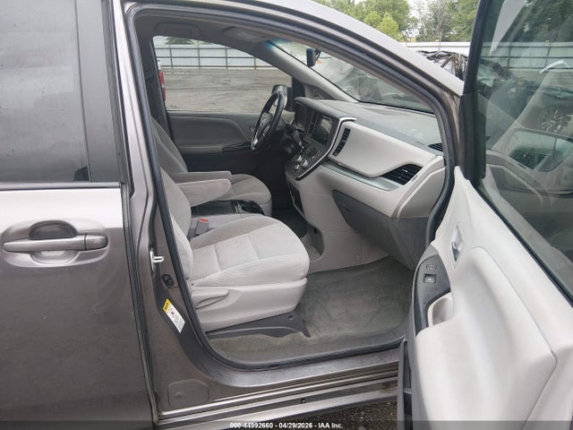 2015 Toyota Sienna Le 8 Passenger მანქანა იყიდება აუქციონზე, vin: 5TDKK3DC8FS631013, აუქციონის ნომერი: 44992660