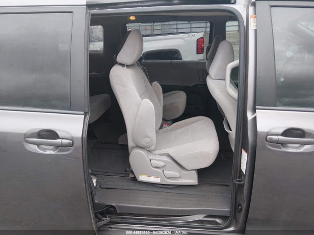 2015 Toyota Sienna Le 8 Passenger მანქანა იყიდება აუქციონზე, vin: 5TDKK3DC8FS631013, აუქციონის ნომერი: 44992660