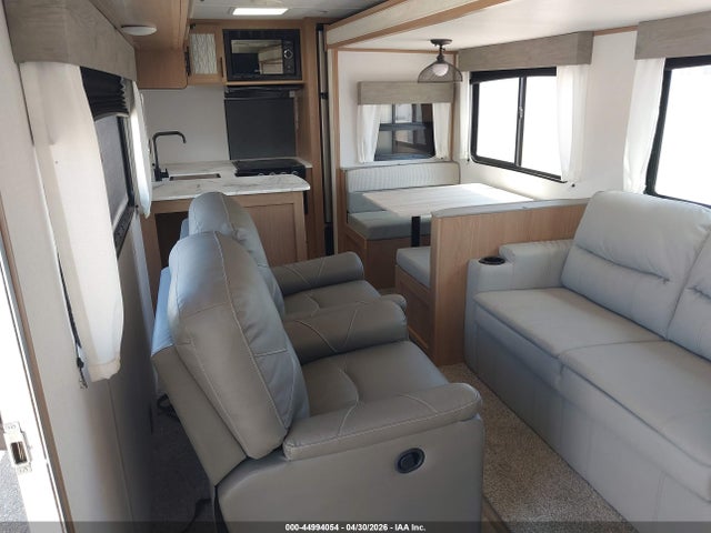44994054 :رقم المزاد ، 5ZT2AVSB6NB931968 vin ، 2022 Forest River Avenger مزاد بيع