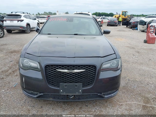 44994260 :رقم المزاد ، 2C3CCABG4JH261914 vin ، 2018 Chrysler 300 300s مزاد بيع