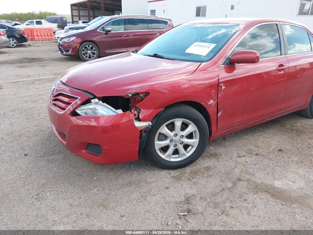 44995111 :رقم المزاد ، 4T4BF3EK8BR115056 vin ، 2011 Toyota Camry Le مزاد بيع