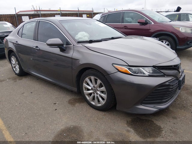 2018 Toyota Camry Le მანქანა იყიდება აუქციონზე, vin: 4T1B11HK6JU019398, აუქციონის ნომერი: 44995296