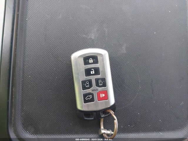 2013 Toyota Sienna Xle V6 8 Passenger მანქანა იყიდება აუქციონზე, vin: 5TDYK3DC8DS343516, აუქციონის ნომერი: 44995545