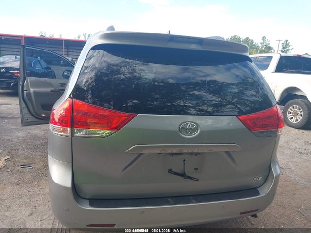 2013 Toyota Sienna Xle V6 8 Passenger მანქანა იყიდება აუქციონზე, vin: 5TDYK3DC8DS343516, აუქციონის ნომერი: 44995545