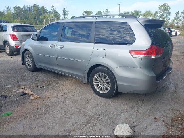 2013 Toyota Sienna Xle V6 8 Passenger მანქანა იყიდება აუქციონზე, vin: 5TDYK3DC8DS343516, აუქციონის ნომერი: 44995545