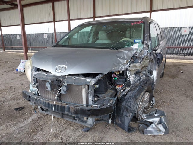 44995668 :رقم المزاد ، 5TDYK3DC3DS302758 vin ، 2013 Toyota Sienna Xle V6 8 Passenger مزاد بيع