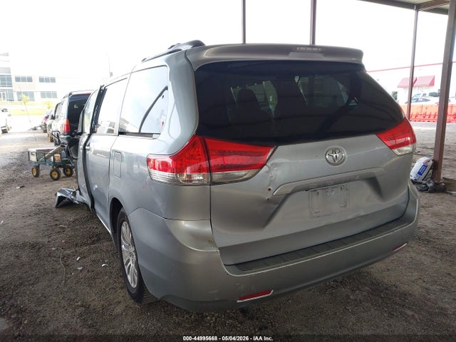 44995668 :رقم المزاد ، 5TDYK3DC3DS302758 vin ، 2013 Toyota Sienna Xle V6 8 Passenger مزاد بيع