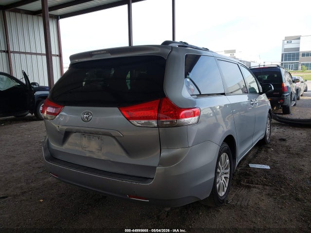 44995668 :رقم المزاد ، 5TDYK3DC3DS302758 vin ، 2013 Toyota Sienna Xle V6 8 Passenger مزاد بيع