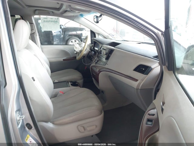 44995668 :رقم المزاد ، 5TDYK3DC3DS302758 vin ، 2013 Toyota Sienna Xle V6 8 Passenger مزاد بيع