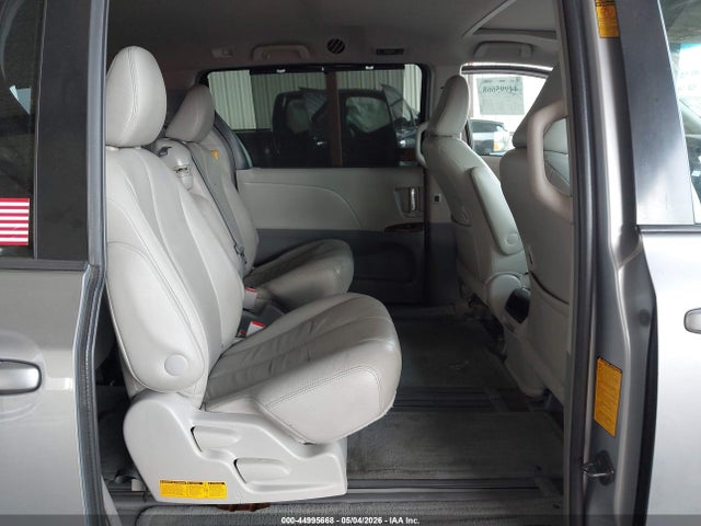 44995668 :رقم المزاد ، 5TDYK3DC3DS302758 vin ، 2013 Toyota Sienna Xle V6 8 Passenger مزاد بيع