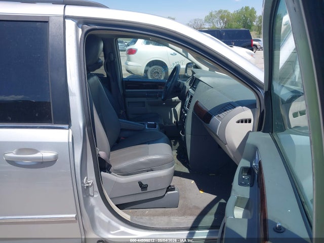 2010 Chrysler Town & Country Touring მანქანა იყიდება აუქციონზე, vin: 2A4RR5D18AR126539, აუქციონის ნომერი: 44996012