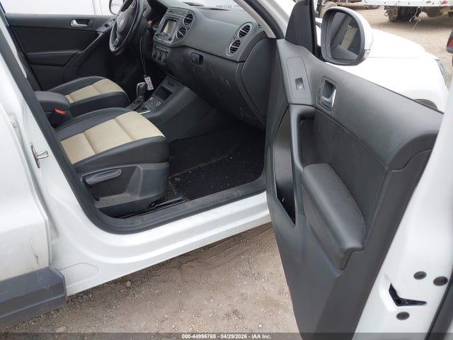 WVGAV7AX8GW597864 Volkswagen TIGUAN S