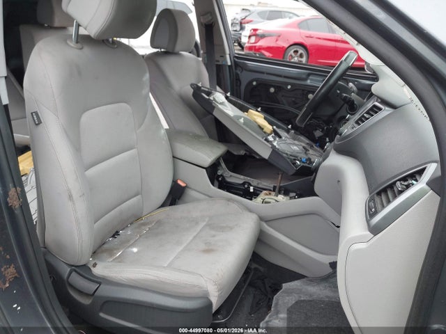 KM8J3CA46GU053931 Hyundai TUCSON SE
