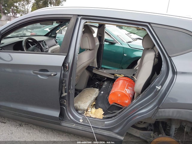KM8J3CA46GU053931 Hyundai TUCSON SE