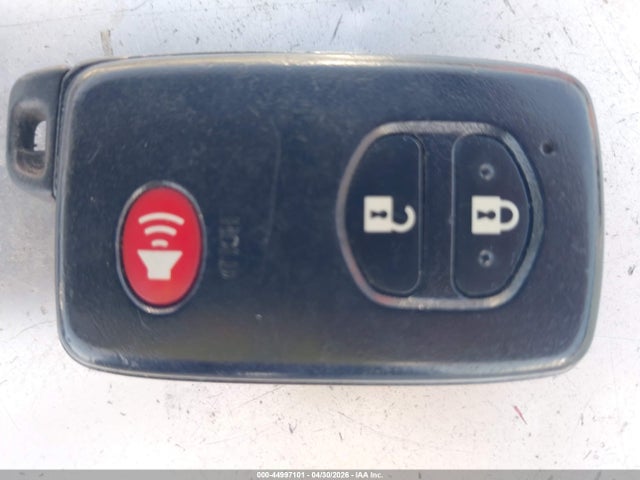 JTDZN3EUXGJ052097 Toyota Prius V Two