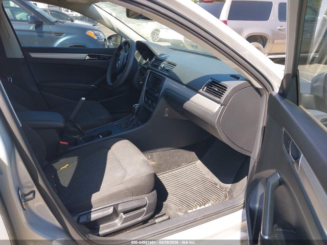 44997401 :رقم المزاد ، 1VWAT7A35HC077886 vin ، 2017 Volkswagen Passat 1.8t S مزاد بيع