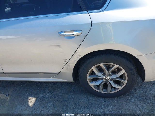 44997401 :رقم المزاد ، 1VWAT7A35HC077886 vin ، 2017 Volkswagen Passat 1.8t S مزاد بيع