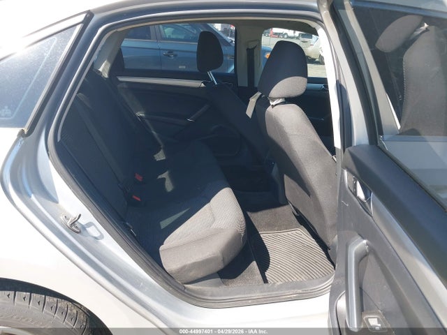 44997401 :رقم المزاد ، 1VWAT7A35HC077886 vin ، 2017 Volkswagen Passat 1.8t S مزاد بيع