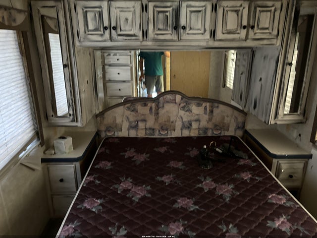 44997792 :رقم المزاد ، 1RF120513X2007774 vin ، 1999 Roadmaster Rail Diplomat + مزاد بيع