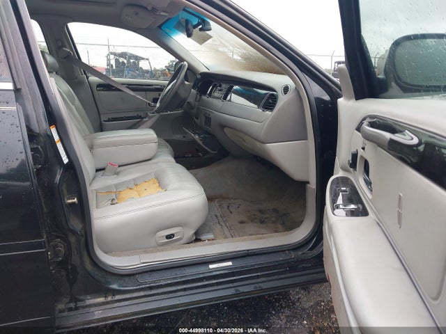 44998110 :رقم المزاد ، 1LNHM82W2YY873846 vin ، 2000 Lincoln Town Car Signature مزاد بيع