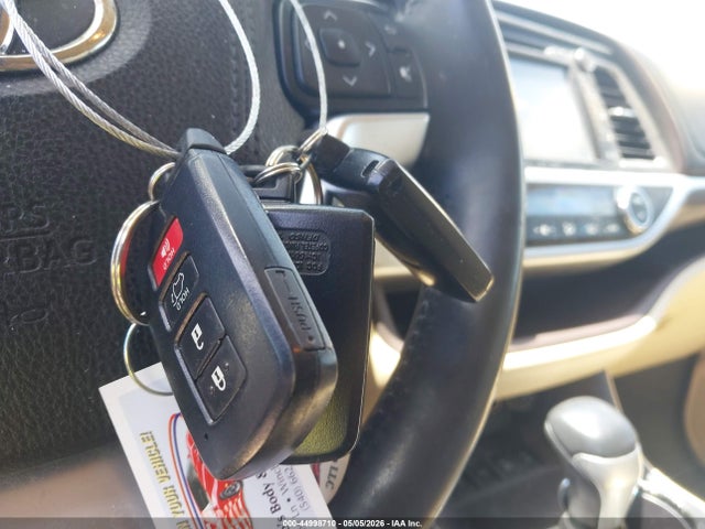 Продажа на аукционе авто 2016 Toyota Highlander Limited V6, vin: 5TDDKRFH6GS326048, номер лота: 44998710