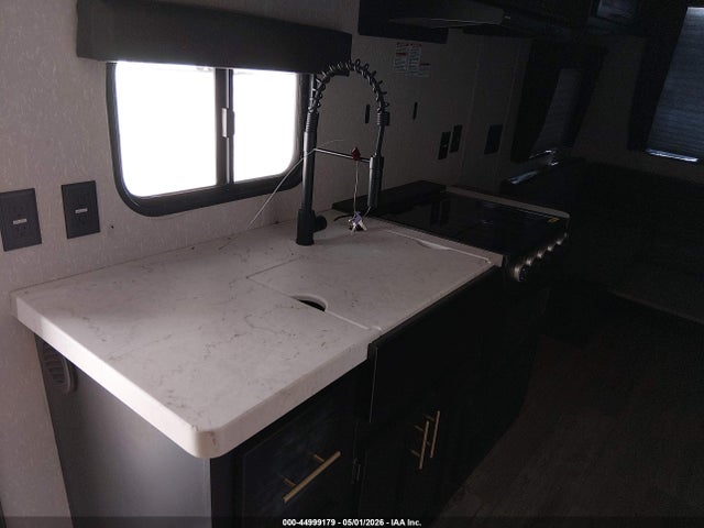 44999179 :رقم المزاد ، 5ZT2CKJB2NF001035 vin ، 2022 Forest River Cherokee مزاد بيع