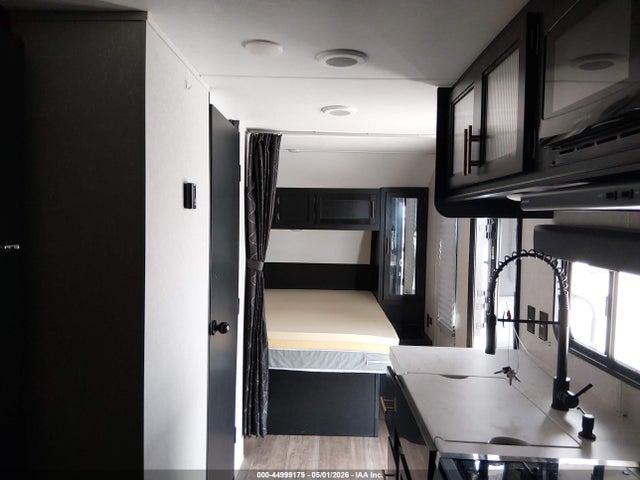 44999179 :رقم المزاد ، 5ZT2CKJB2NF001035 vin ، 2022 Forest River Cherokee مزاد بيع