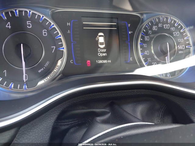 2015 Chrysler 200 Limited მანქანა იყიდება აუქციონზე, vin: 1C3CCCAB1FN618272, აუქციონის ნომერი: 44999926