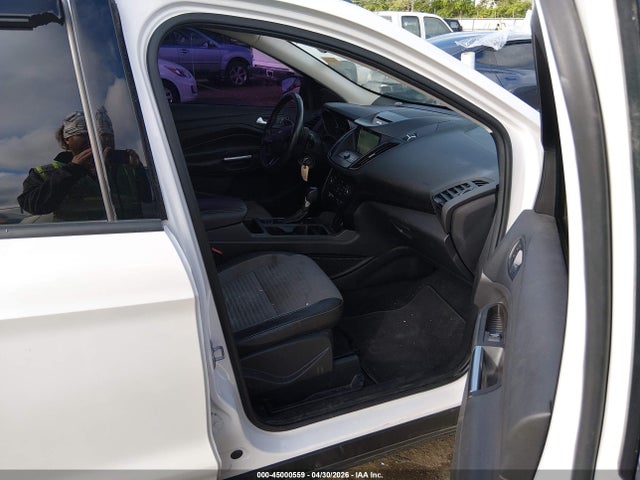 45000559 :رقم المزاد ، 1FMCU9G99HUB98863 vin ، 2017 Ford Escape Se مزاد بيع