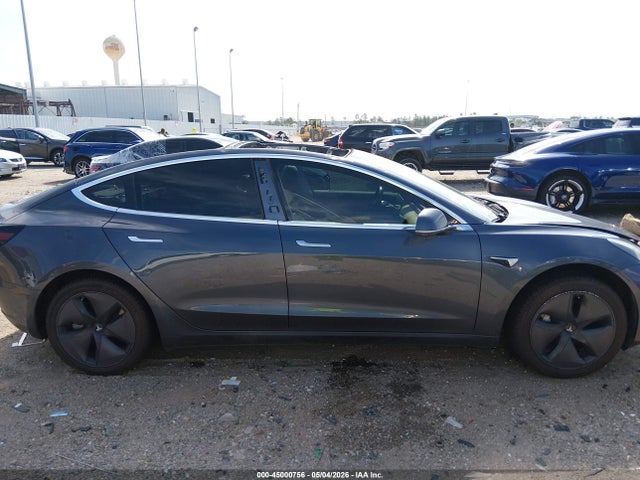 45000756 :رقم المزاد ، 5YJ3E1EAXJF037470 vin ، 2018 Tesla Model 3 Long Range/mid Range مزاد بيع