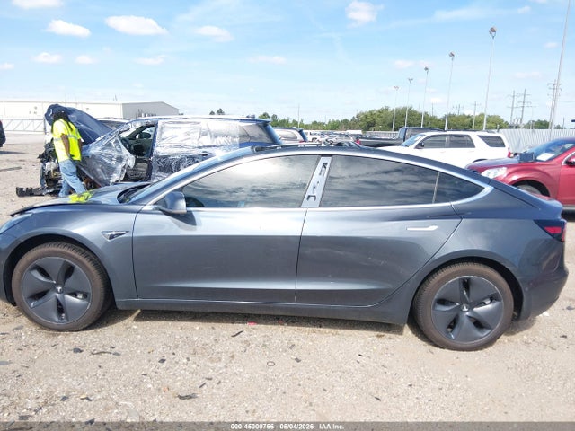 45000756 :رقم المزاد ، 5YJ3E1EAXJF037470 vin ، 2018 Tesla Model 3 Long Range/mid Range مزاد بيع