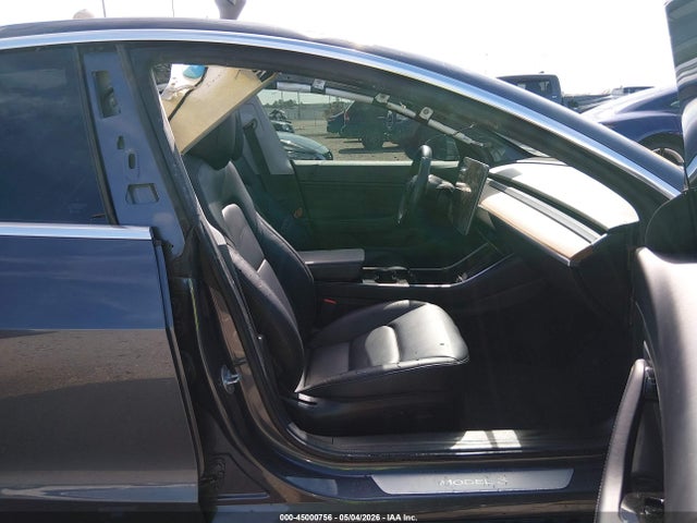 45000756 :رقم المزاد ، 5YJ3E1EAXJF037470 vin ، 2018 Tesla Model 3 Long Range/mid Range مزاد بيع
