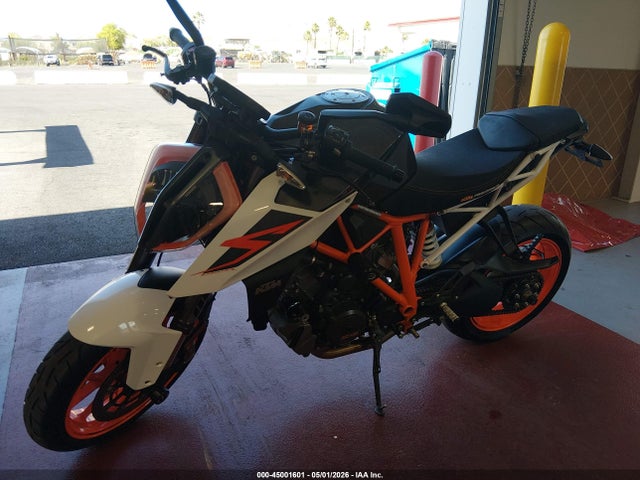KTM 1290 Super Duke R 2017 VBKV39402HM960872 Image 2