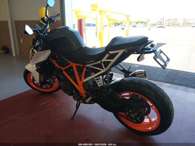 KTM 1290 Super Duke R 2017 VBKV39402HM960872 Image 3