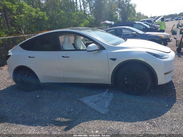 Продаж на аукціоні авто 2024 Tesla Model Y Long Range Dual Motor All-wheel Drive, vin: 7SAYGAEE8RF089942, номер лоту: 45001690