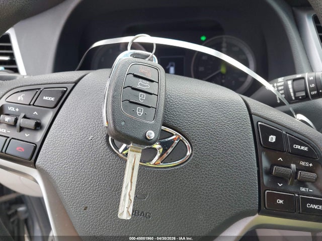 45001960 :رقم المزاد ، KM8J3CA46HU262006 vin ، 2017 Hyundai Tucson Se مزاد بيع