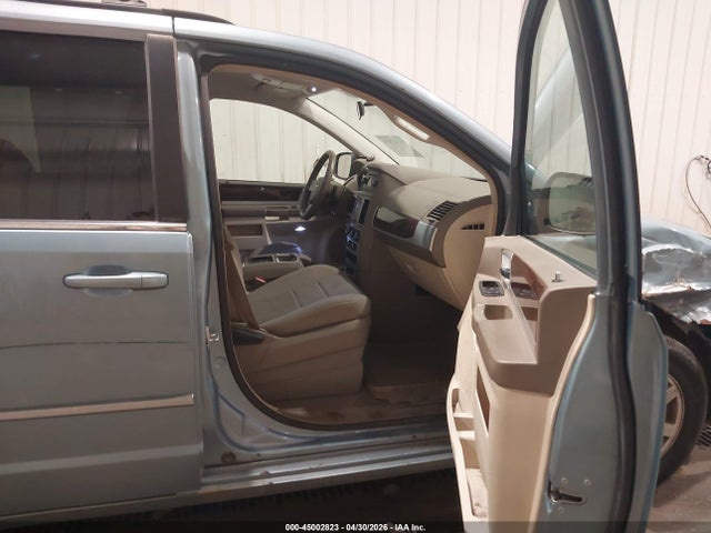 45002823 :رقم المزاد ، 2A4RR5D18AR136374 vin ، 2010 Chrysler Town & Country Touring مزاد بيع