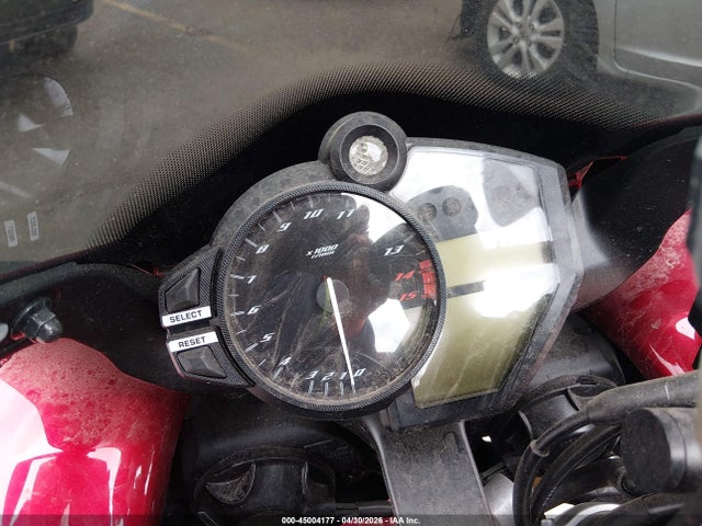 45004177 :رقم المزاد ، JYARN23E2BA009237 vin ، 2011 Yamaha Yzfr1 مزاد بيع