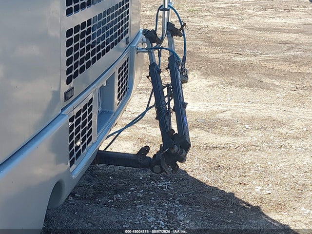 45004178 :رقم المزاد ، 4UZ6XFBA2YCG55283 vin ، 2000 Freightliner Chassis X Line Motor Home مزاد بيع