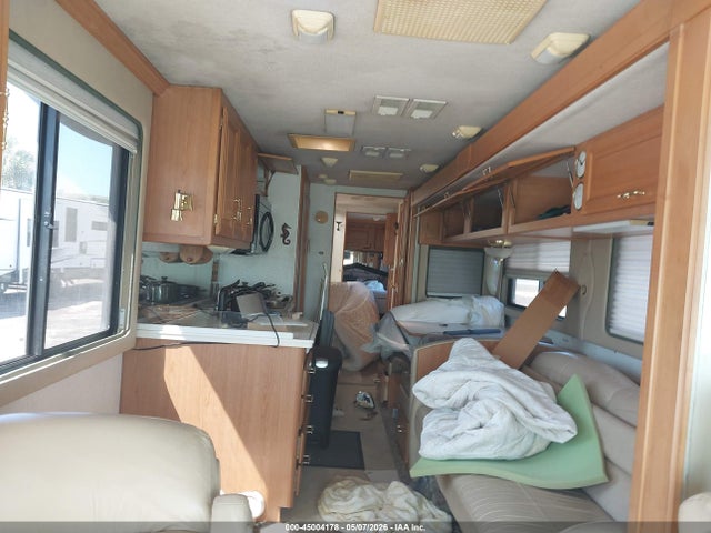 45004178 :رقم المزاد ، 4UZ6XFBA2YCG55283 vin ، 2000 Freightliner Chassis X Line Motor Home مزاد بيع