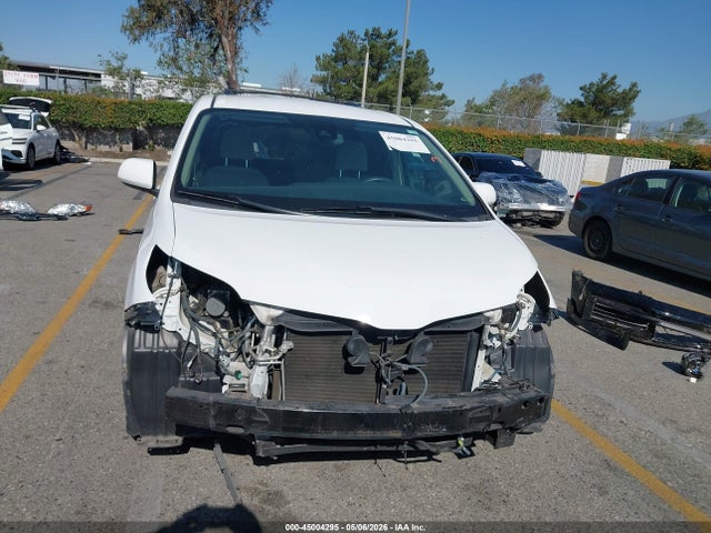 Toyota Sienna Le 8 Passenger 2018 5TDKZ3DCXJS954645 Image 13