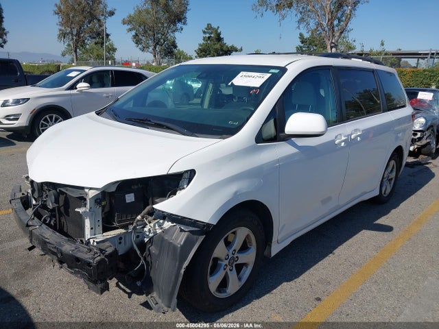 Toyota Sienna Le 8 Passenger 2018 5TDKZ3DCXJS954645 Image 2