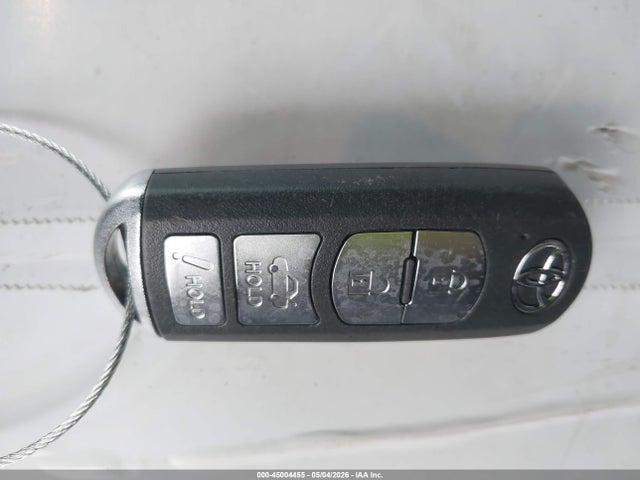 3MYDLBYV9KY503086 Toyota YARIS LE