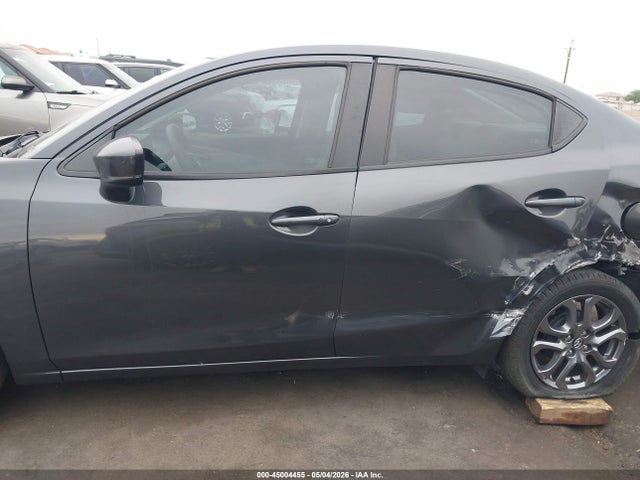 3MYDLBYV9KY503086 Toyota YARIS LE