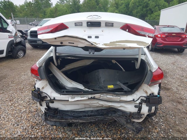 5NPD84LF3JH226961 Hyundai ELANTRA SEL