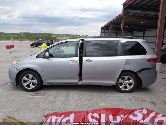 45006768 :رقم المزاد ، 5TDKK3DC5FS574236 vin ، 2015 Toyota Sienna Le 7 Passenger/le 8 Passenger مزاد بيع