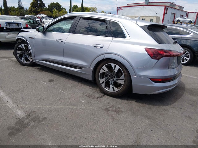 Продаж на аукціоні авто 2022 Audi E-tron Premium Quattro, vin: WA1AAAGEXNB020903, номер лоту: 45008544