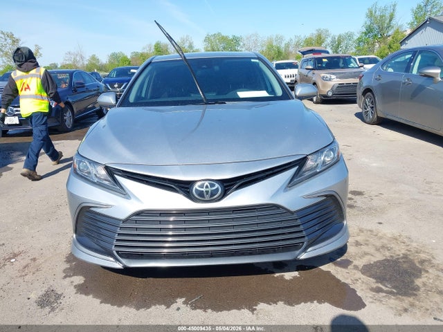 45009435 :رقم المزاد ، 4T1C11AK7MU561368 vin ، 2021 Toyota Camry Le مزاد بيع