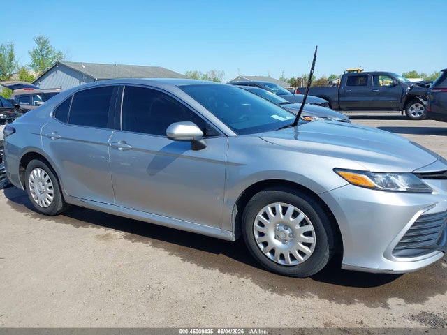 45009435 :رقم المزاد ، 4T1C11AK7MU561368 vin ، 2021 Toyota Camry Le مزاد بيع